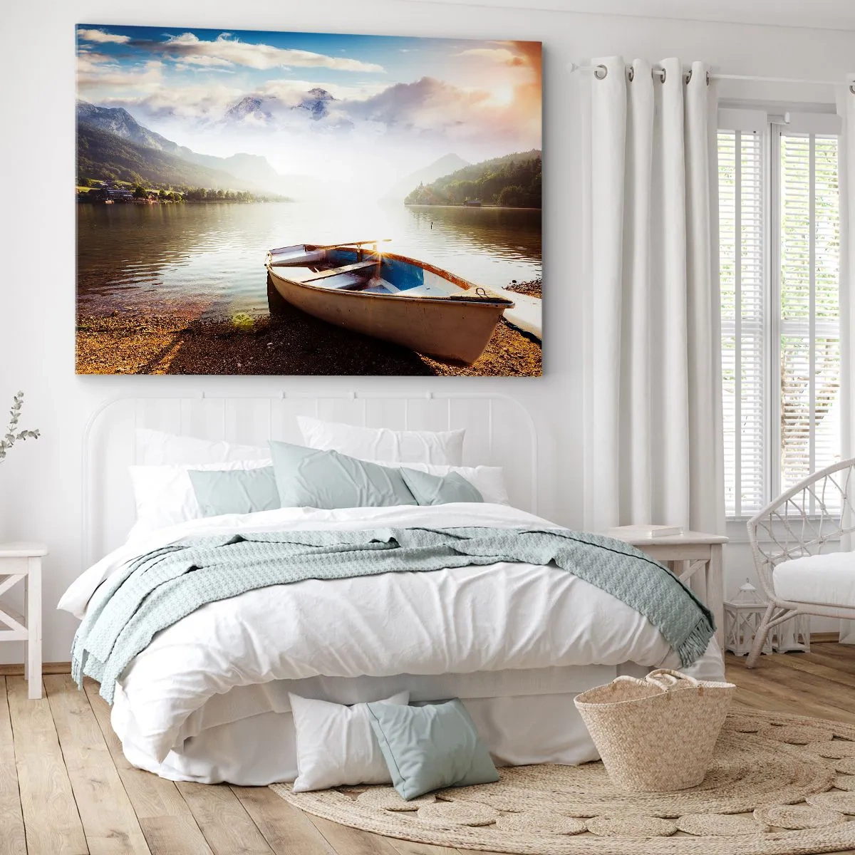 Canvastavla - Bild på duk - En båt på stranden av en sjö med utsikt över bergen på morgonen - 70x50cm - Vid ett stort och rent vatten - Modern väggdekoration för vardagsrum och sovrum ARTTOR
