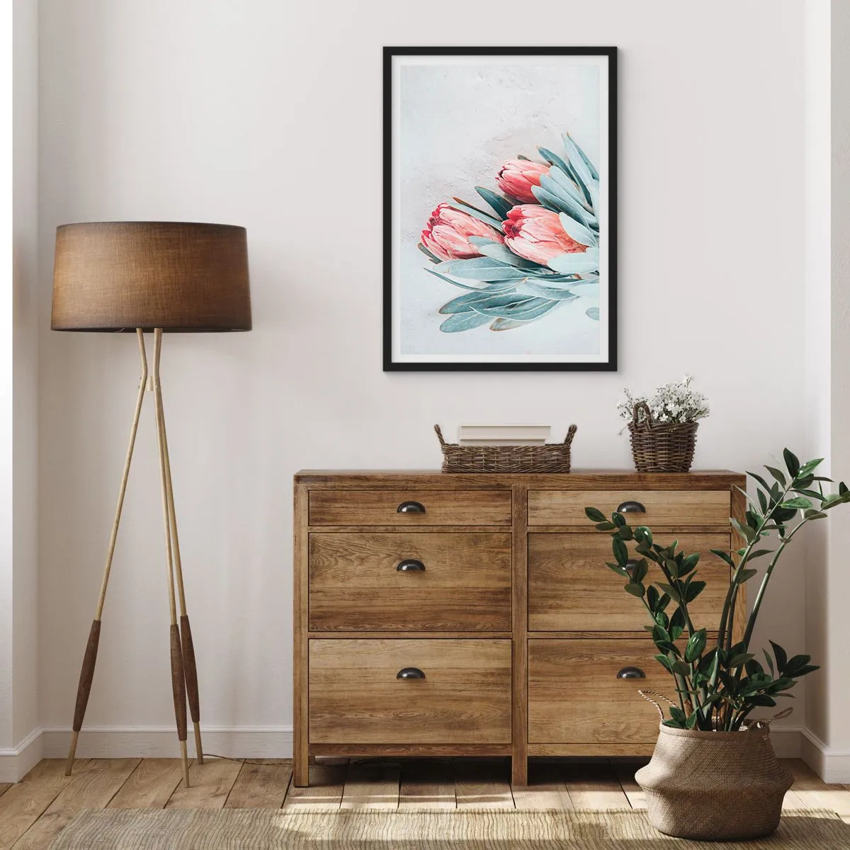 Affisch i svart ram - En subtil komposition av proteablommor mot en ljus bakgrund - 50x70cm - Generad av sin skönhet - Modern väggdekoration för vardagsrum och sovrum ARTTOR