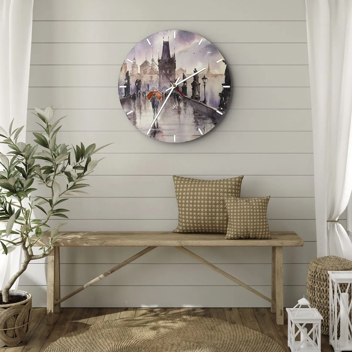 Väggklocka - Klocka på glas - Romantisk scen på en bro i regnet med ett orange paraply - 30x30cm - Människor förändras inte - Modern väggdekoration för vardagsrum, kök och sovrum ARTTOR
