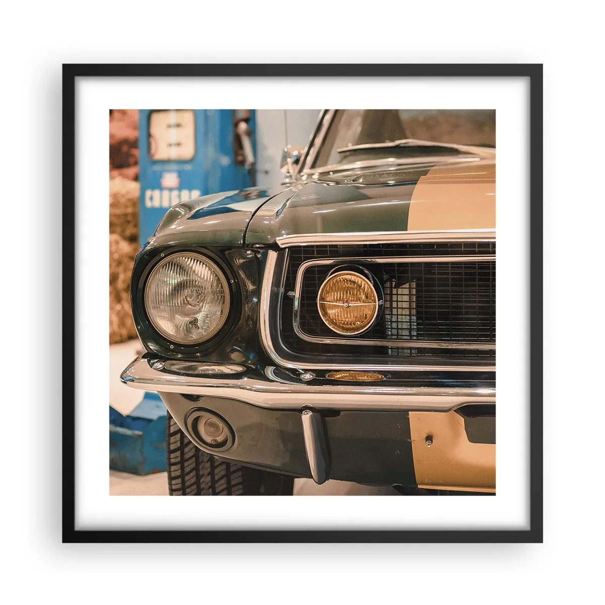 Affisch i svart ram - Ett möte med legenden - 50x50 cm