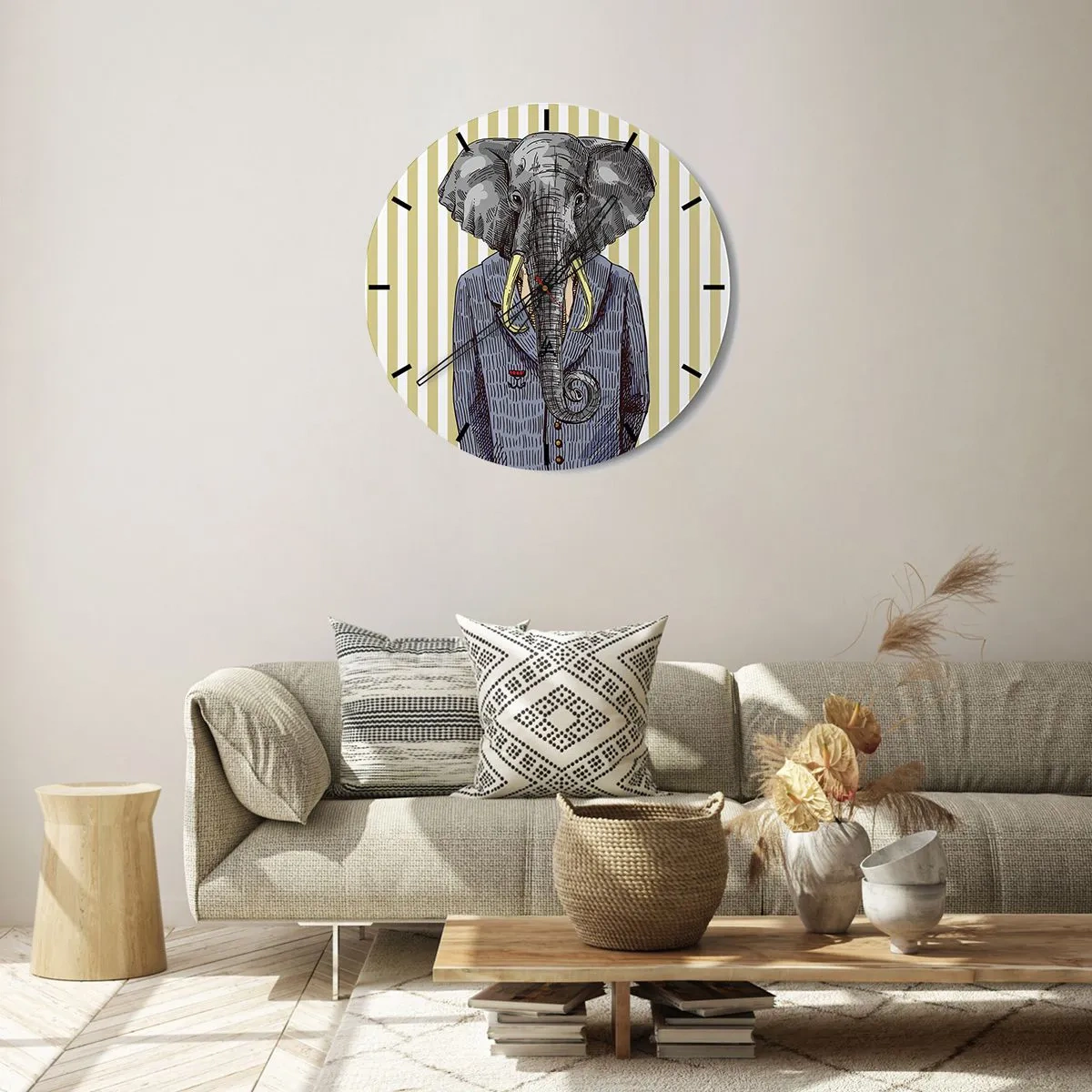 Väggklocka - Klocka på glas - En elegant teckning av en elefant i kostym mot en bakgrund av vertikala ränder. - 30x30cm - Elegant ur naturen - Modern väggdekoration för vardagsrum, kök och sovrum ARTTOR
