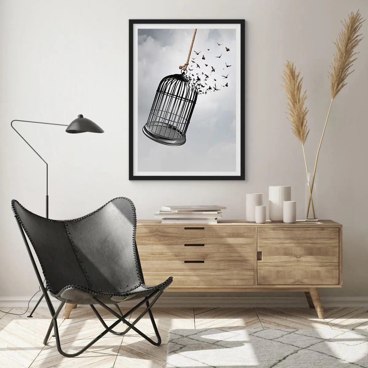 Affisch i svart ram - Fåglar som flyger ut ur en öppen bur mot en bakgrund av moln - 50x70cm - Tro...Hopp...Frihet! - Modern väggdekoration för vardagsrum och sovrum ARTTOR