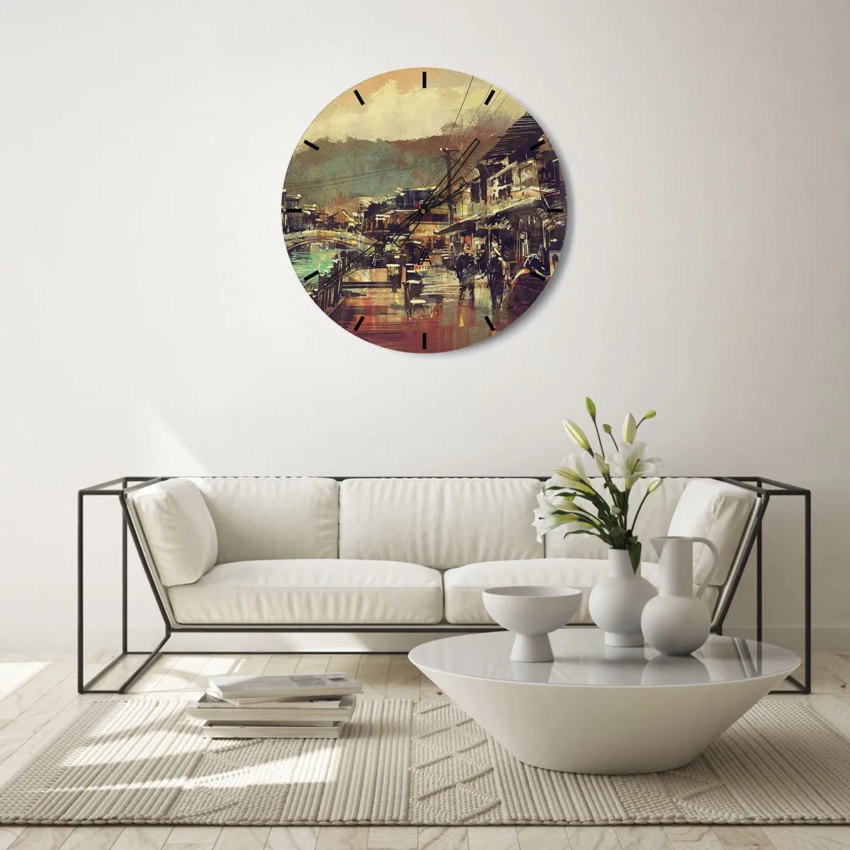 Väggklocka - Klocka på glas - En målerisk stadsgatubild med en bro och berg i bakgrunden. - 30x30cm - Livet som gråskalans rikedom - Modern väggdekoration för vardagsrum, kök och sovrum ARTTOR