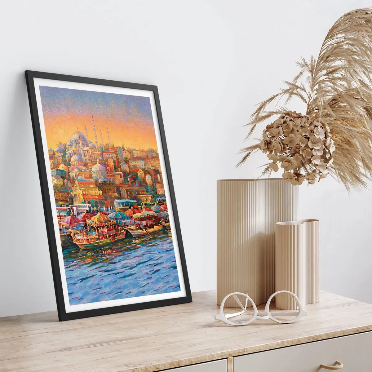 Affisch i svart ram - Ett färgstarkt stadslandskap med moskéer vid vattnet - 50x70cm - Istanbul-berättelse - Modern väggdekoration för vardagsrum och sovrum ARTTOR