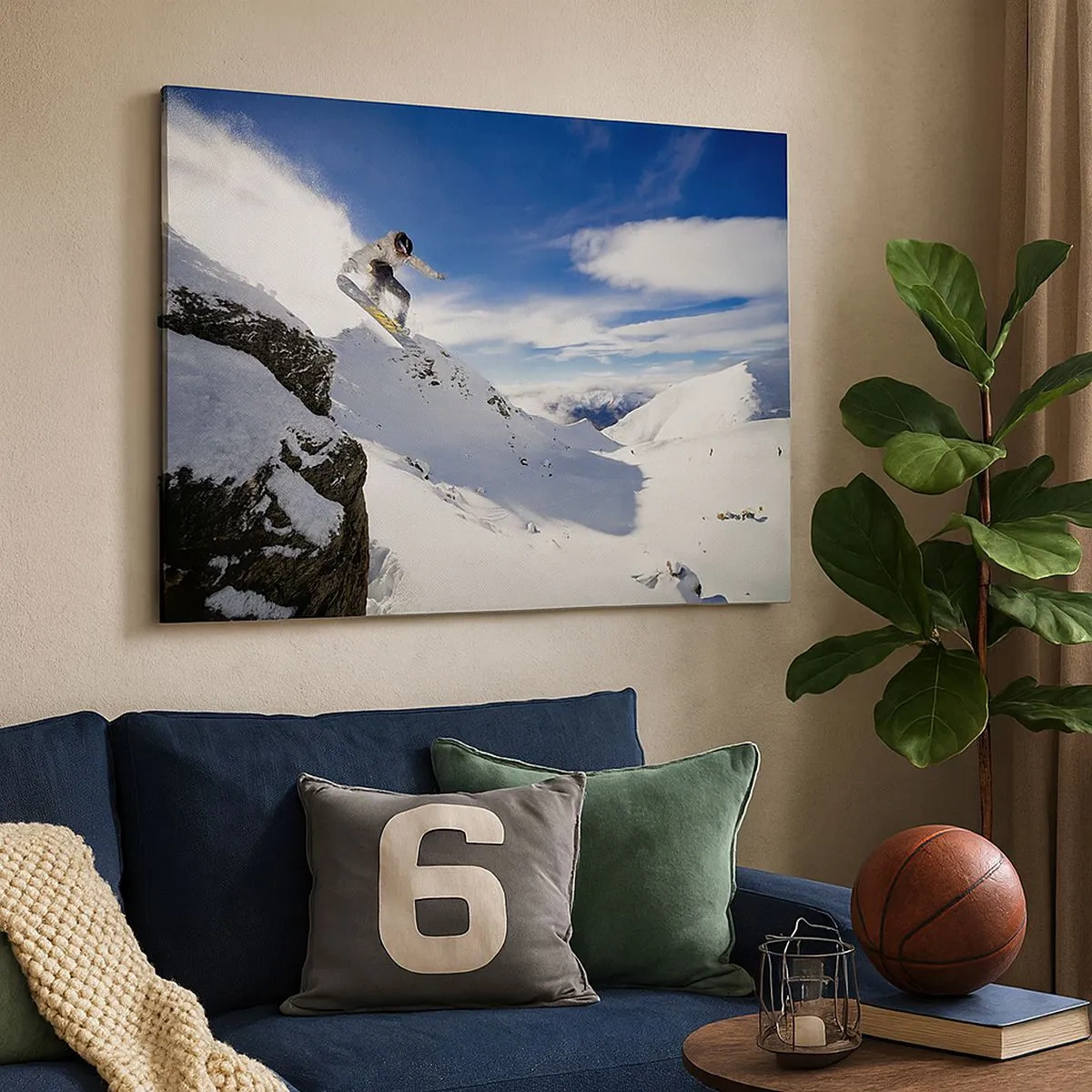 Canvastavla - Bild på duk - En snowboardåkare hoppar från en klippa med snöklädda berg i bakgrunden. - 70x50cm - Frihet utan gränserna - Modern väggdekoration för vardagsrum och sovrum ARTTOR