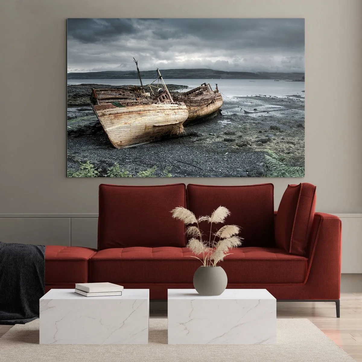 Glastavla - Bild på glas - Två förfallna träbåtar på sjöns klippiga strand - 70x50cm - "Bemött svårigheterna med värdighet" - Modern väggdekoration för vardagsrum och sovrum ARTTOR