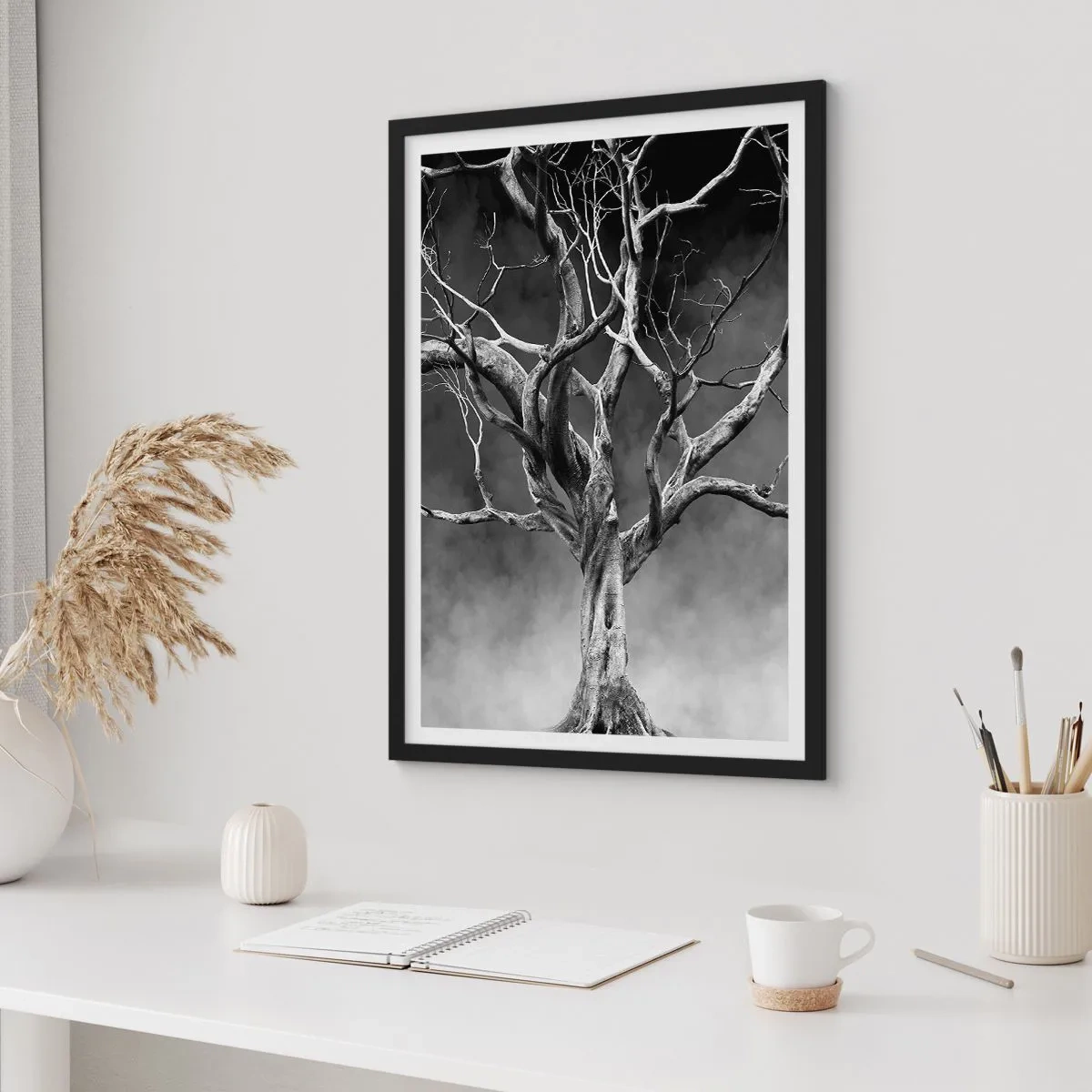 Affisch i svart ram - Svartvit bild av ett träd mot en bakgrund av dimma - 50x70cm - Ursprungligt och heligt - Modern väggdekoration för vardagsrum och sovrum ARTTOR
