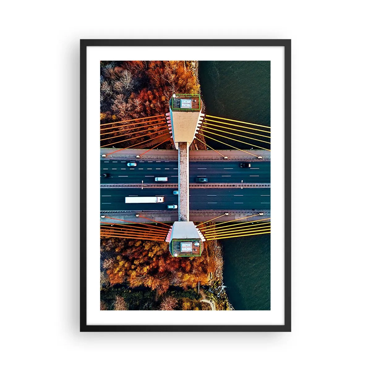 Affisch i svart ram - Ovanifrån av en modern bro med bilar och gula rep - 50x70cm - Bortom vatten, bortom skog - Modern väggdekoration för vardagsrum och sovrum ARTTOR