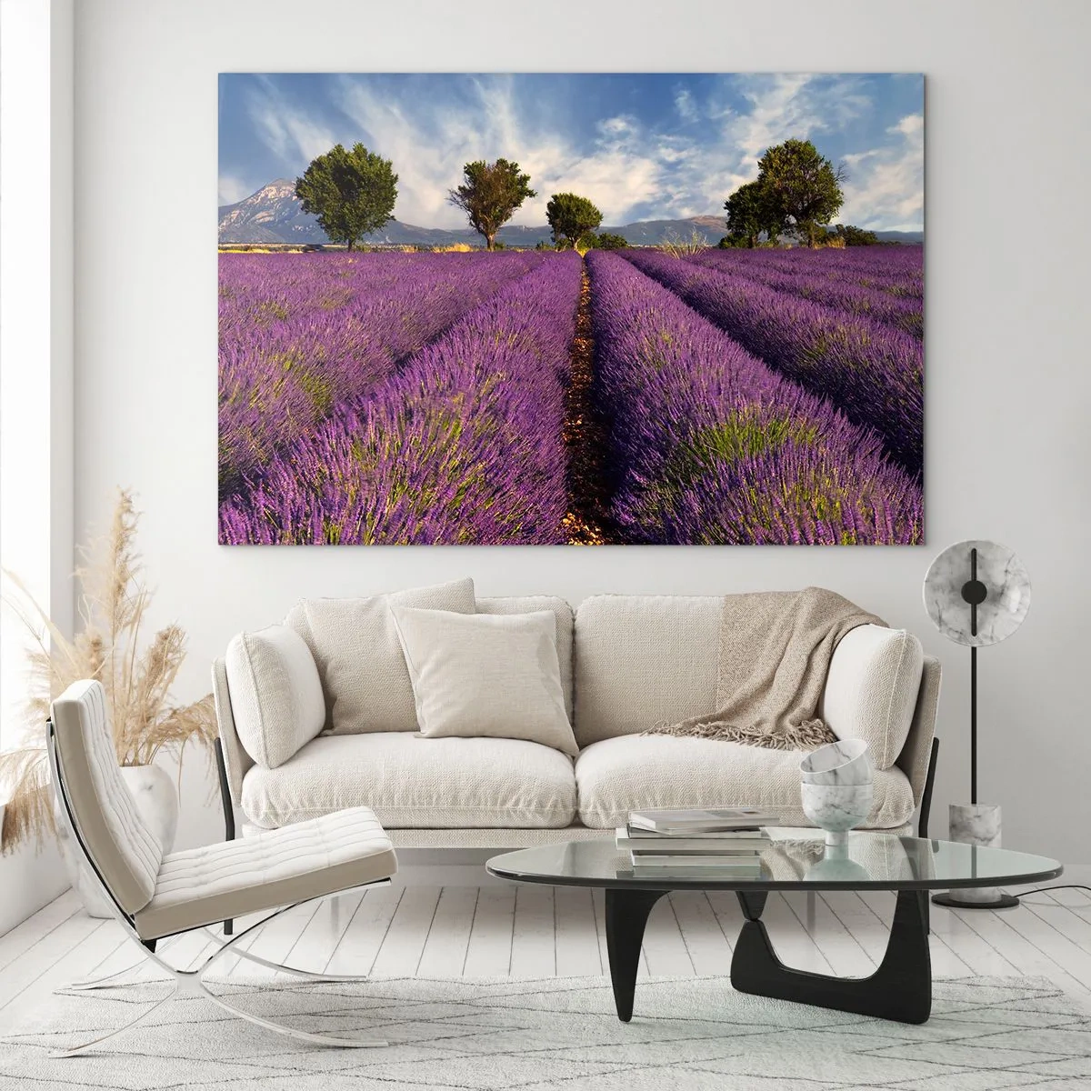 Glastavla - Bild på glas - Ett lavendelfält med träd och en bergskuliss - 70x50cm - Lavendelrader - Modern väggdekoration för vardagsrum och sovrum ARTTOR