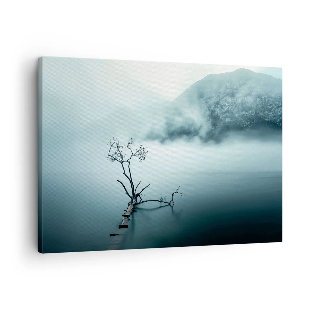Canvastavla - Bild på duk - Ett ensamt träd i vattnet omgivet av dimma och berg - 70x50cm - Ut ur vatten och dimma - Modern väggdekoration för vardagsrum och sovrum ARTTOR
