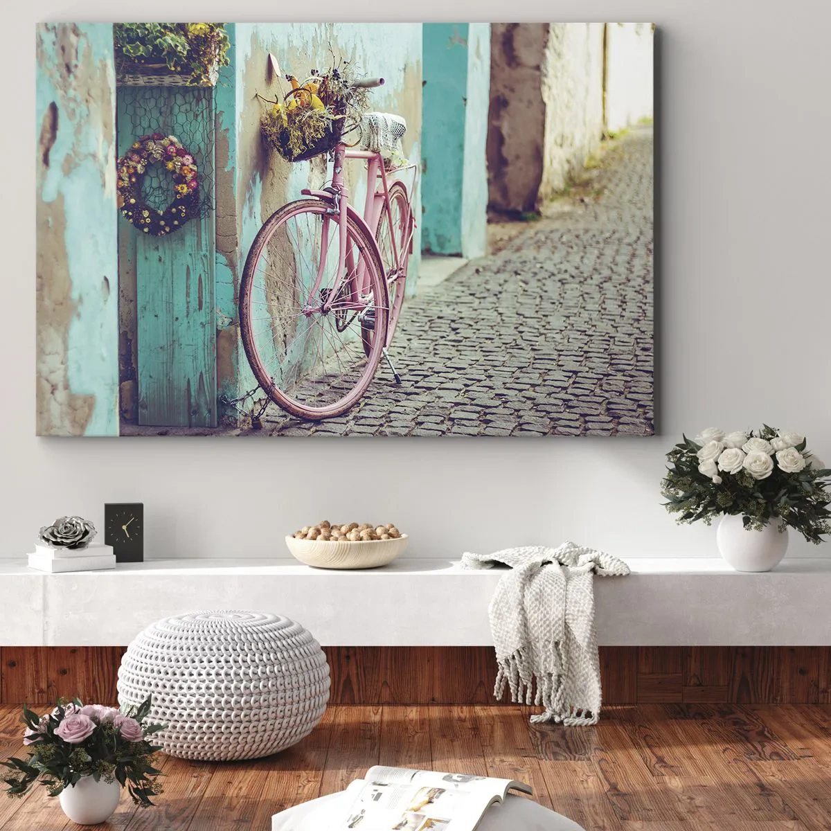 Canvastavla - Bild på duk - En rosa cykel vid en turkos dörr - 70x50cm - Strax tillbaka - Modern väggdekoration för vardagsrum och sovrum ARTTOR
