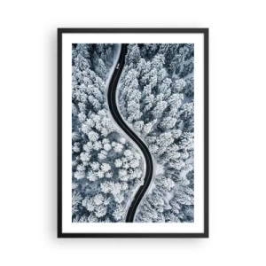 Affisch i svart ram - En pittoresk väg bland snötäckta träd från ett fågelperspektiv - 50x70cm - Genom vinterskogen - Modern väggdekoration för vardagsrum och sovrum ARTTOR