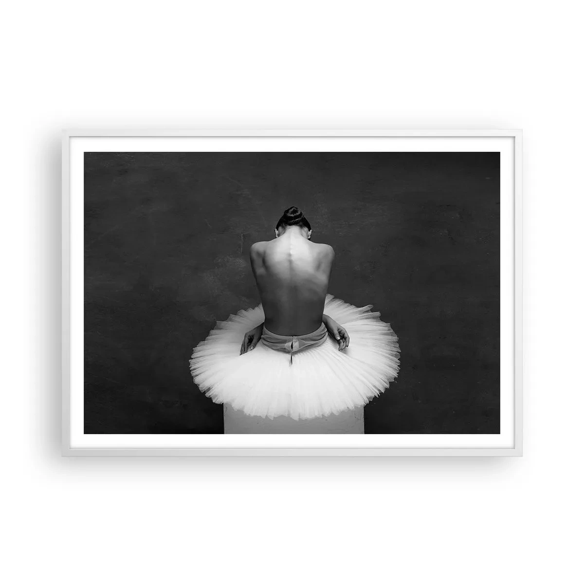 Affisch i vit ram - Hon blommar ut - 100x70 cm