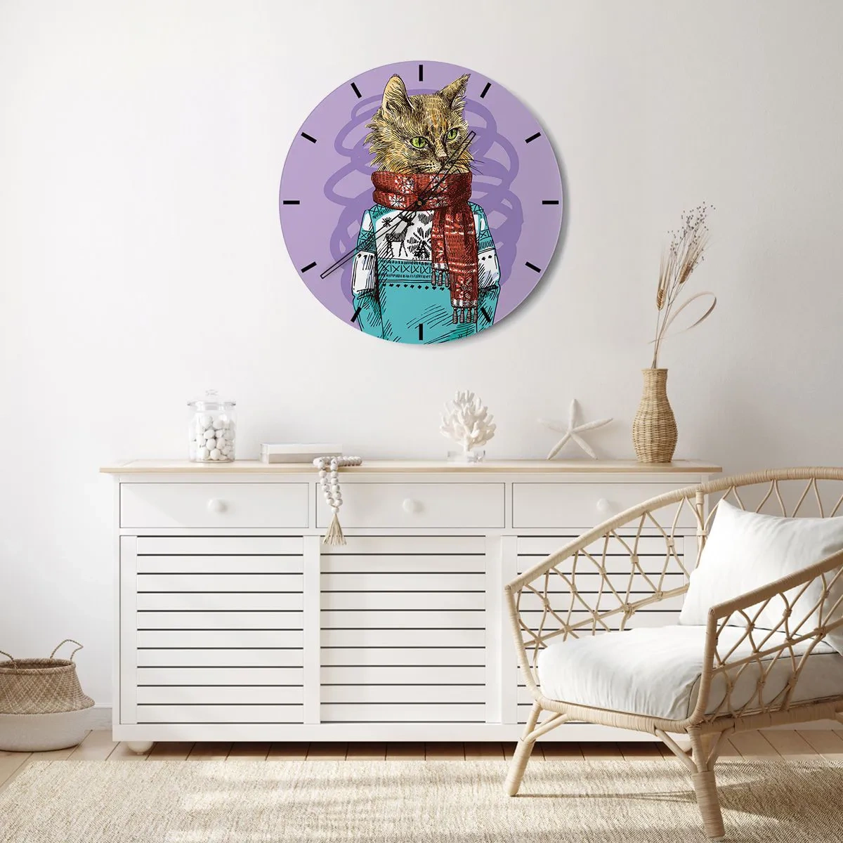 Väggklocka - Klocka på glas - En katt i vinterdräkt med halsduk på en lila bakgrund - 30x30cm - Mästerkatten - Modern väggdekoration för vardagsrum, kök och sovrum ARTTOR