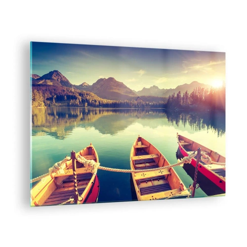 Glastavla - Bild på glas - Träbåtar på en lugn sjö omgiven av berg - 70x50cm - Leva dess rätter - Modern väggdekoration för vardagsrum och sovrum ARTTOR