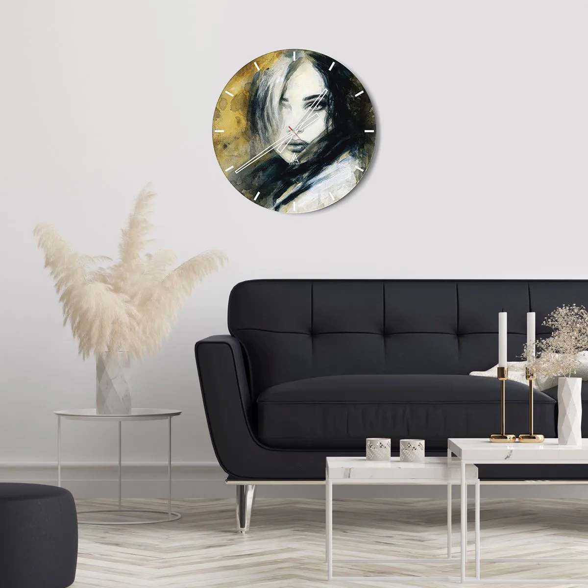 Väggklocka - Klocka på glas - Porträtt av en kvinna i konstnärlig stil i nyanser av guld och svart - 30x30cm - Mera oskyldig eller sensuell? - Modern väggdekoration för vardagsrum, kök och sovrum ARTTOR