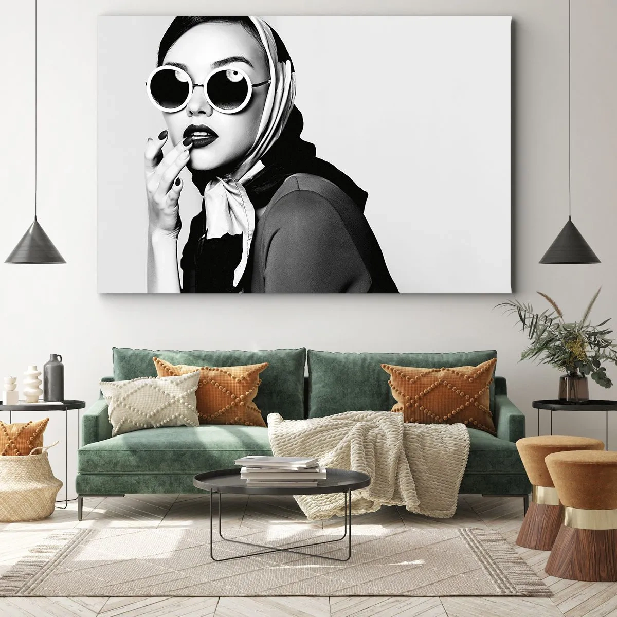 Canvastavla - Bild på duk - Svartvitt porträtt av en kvinna med glasögon och huvudduk - 70x50cm - Hälsningar från 60-talet - Modern väggdekoration för vardagsrum och sovrum ARTTOR