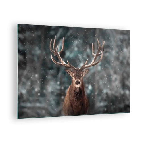 Glastavla - Bild på glas - En stolt hjort i en vinterskog mitt i fallande snö - 70x50cm - Krönt skogens kung - Modern väggdekoration för vardagsrum och sovrum ARTTOR