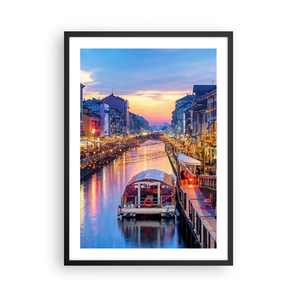 Affisch i svart ram - Kanal med båt och kvällsbelysning i en pastellfärgad solnedgång - 50x70cm - Ljusets och nöjets kväll - Modern väggdekoration för vardagsrum och sovrum ARTTOR