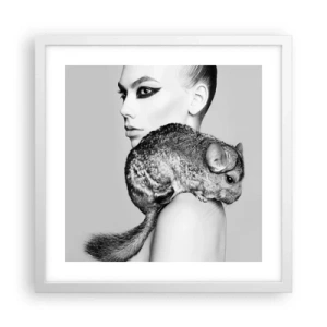 Affisch i vit ram - Dam med chinchilla - 40x40 cm