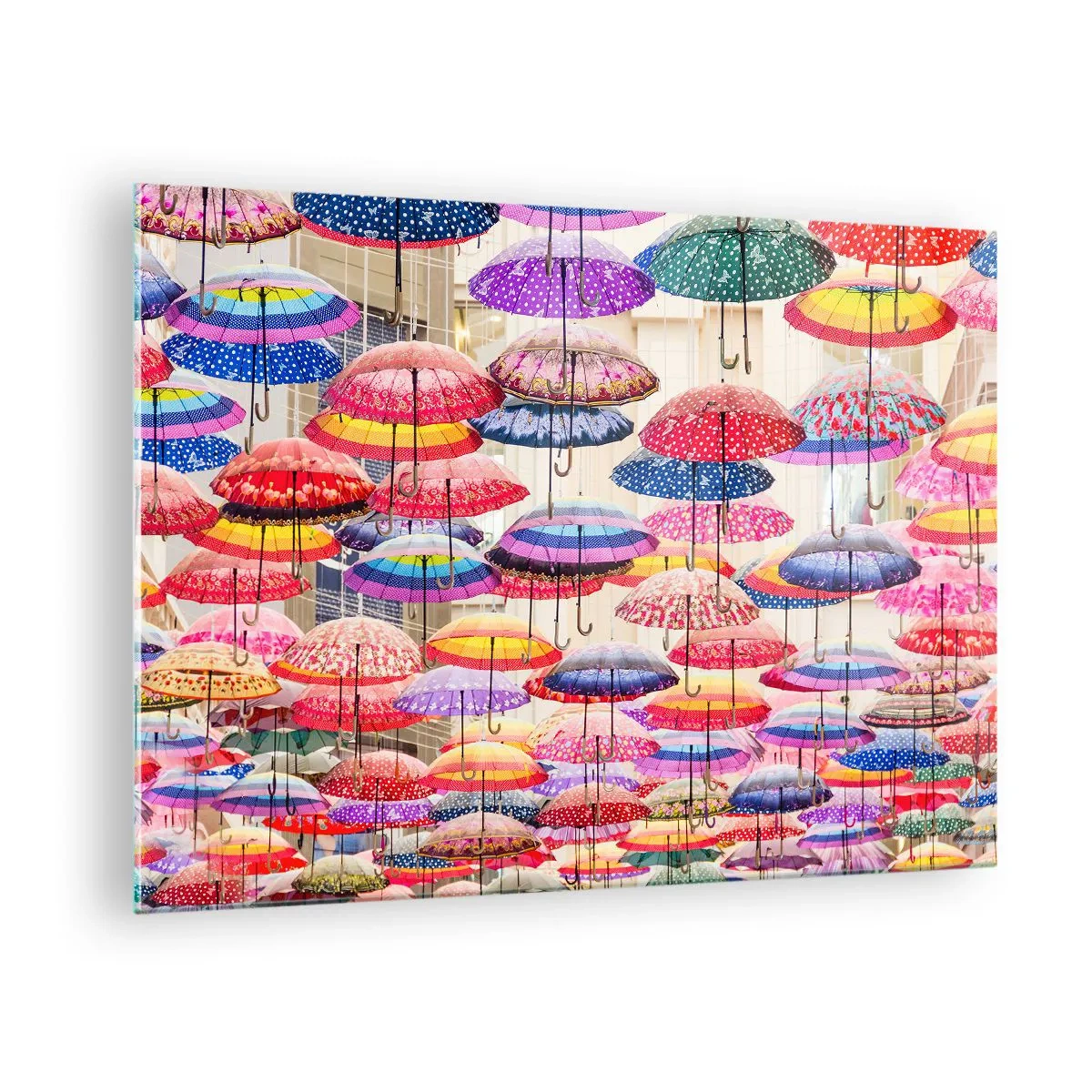 Glastavla - Bild på glas - Ett fotografi av färgglada paraplyer svävande i luften. - 70x50cm - Stadsäng - Modern väggdekoration för vardagsrum och sovrum ARTTOR
