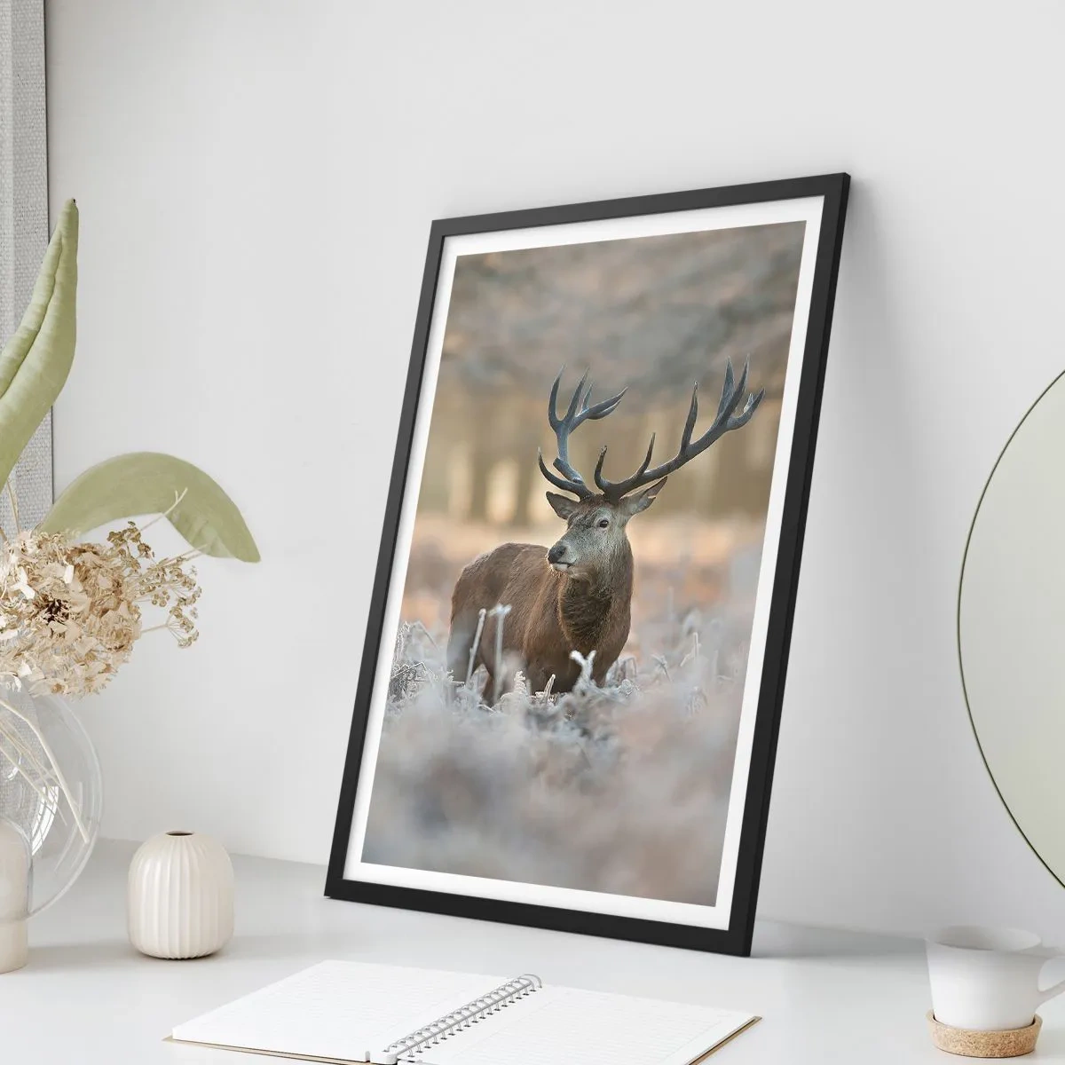 Affisch i svart ram - En ståtlig hjort i en vinterskogsmiljö - 50x70cm - Uppfriskande morgon - Modern väggdekoration för vardagsrum och sovrum ARTTOR