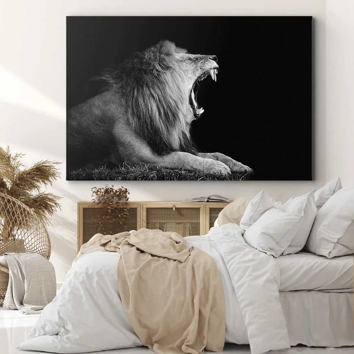 Canvastavla - Bild på duk - Ett rytande lejon på svart bakgrund i svartvita toner - 70x50cm - Utan någon tvekan - Modern väggdekoration för vardagsrum och sovrum ARTTOR