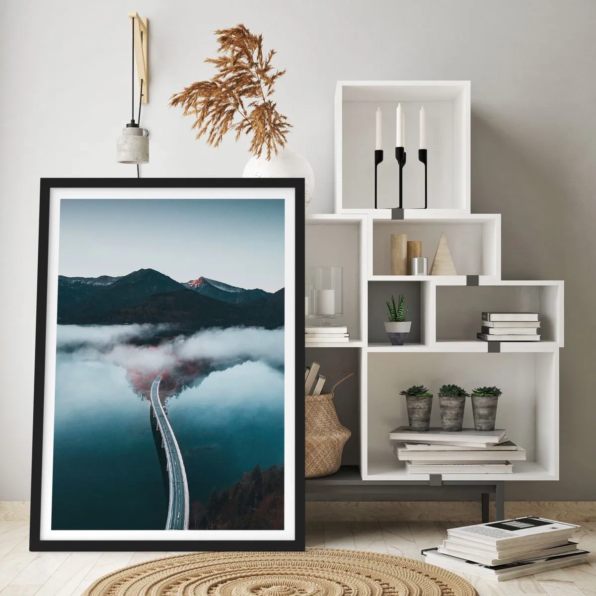 Affisch i svart ram - En bro över en lugn sjö, som speglar bergen i bakgrunden. - 50x70cm - Över ett vatten som är så slätt som en spegel - Modern väggdekoration för vardagsrum och sovrum ARTTOR