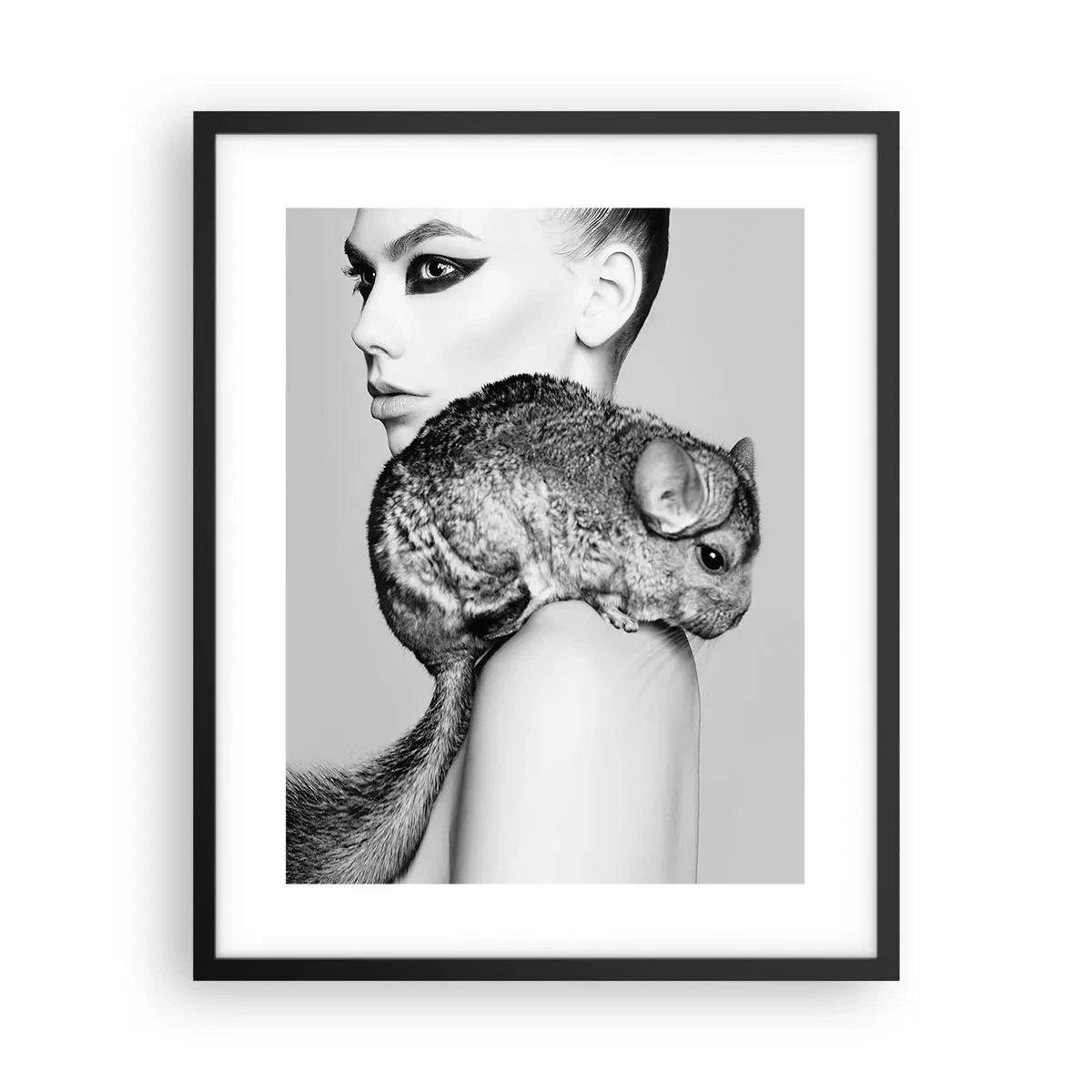 Affisch i svart ram - Dam med chinchilla - 40x50 cm