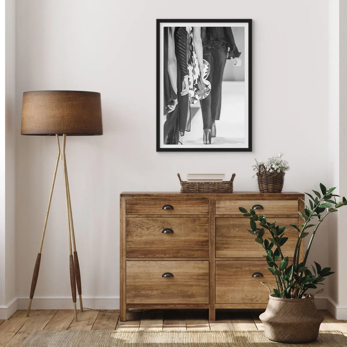 Affisch i svart ram - Svartvitt foto av modeller på catwalken - 50x70cm - En elegant parad - Modern väggdekoration för vardagsrum och sovrum ARTTOR