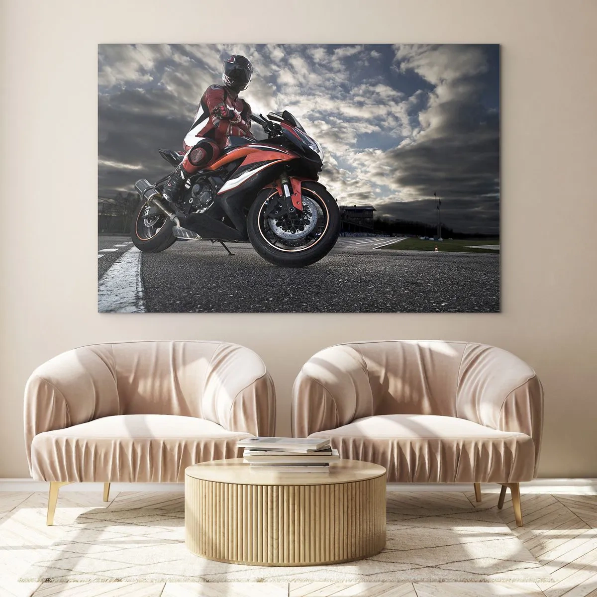 Glastavla - Bild på glas - En motorcyklist på en racerbana under en stormig himmel - 70x50cm - Mörk ryttare - Modern väggdekoration för vardagsrum och sovrum ARTTOR