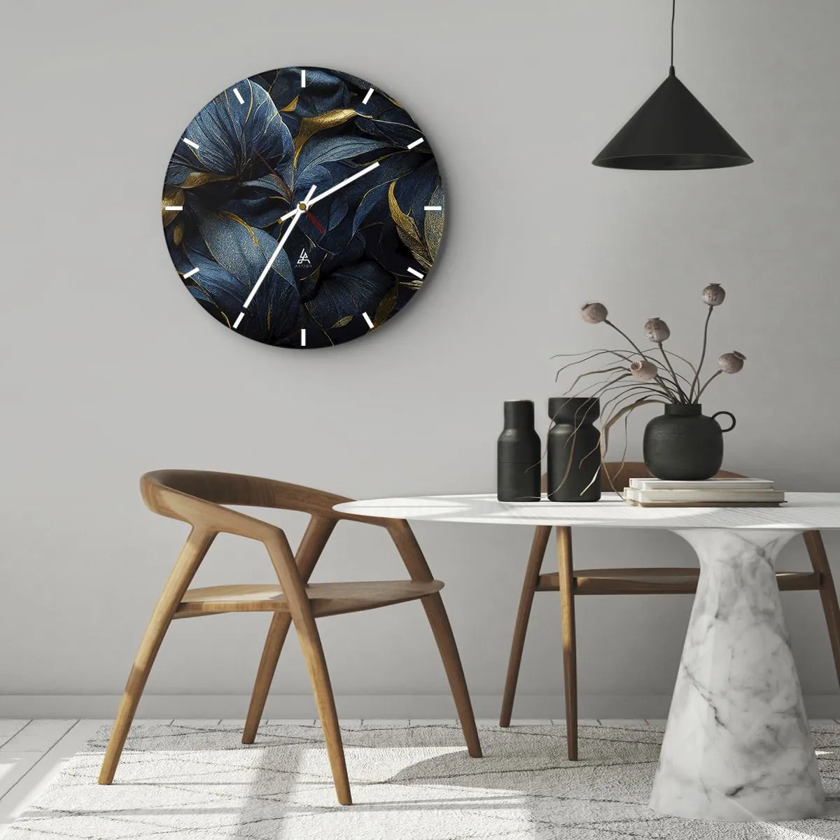 Väggklocka - Klocka på glas - Mörka blommor med delikat gulddekoration på kronbladen - 30x30cm - Fodrad med guld - Modern väggdekoration för vardagsrum, kök och sovrum ARTTOR