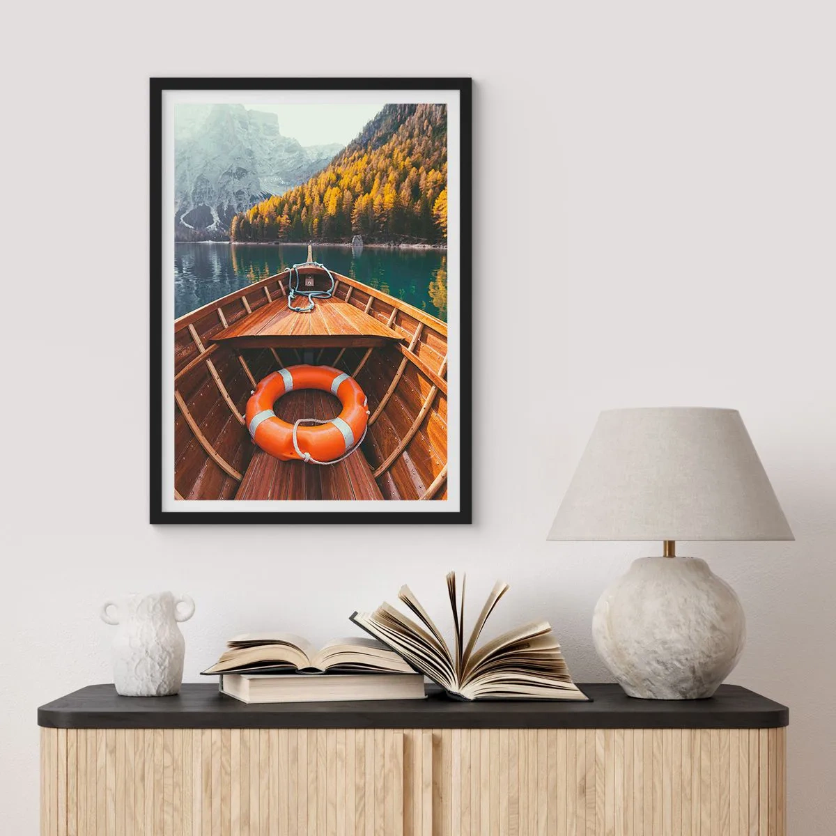 Affisch i svart ram - En träbåt på en sjö omgiven av berg - 50x70cm - Utflykt i fjällen - Modern väggdekoration för vardagsrum och sovrum ARTTOR