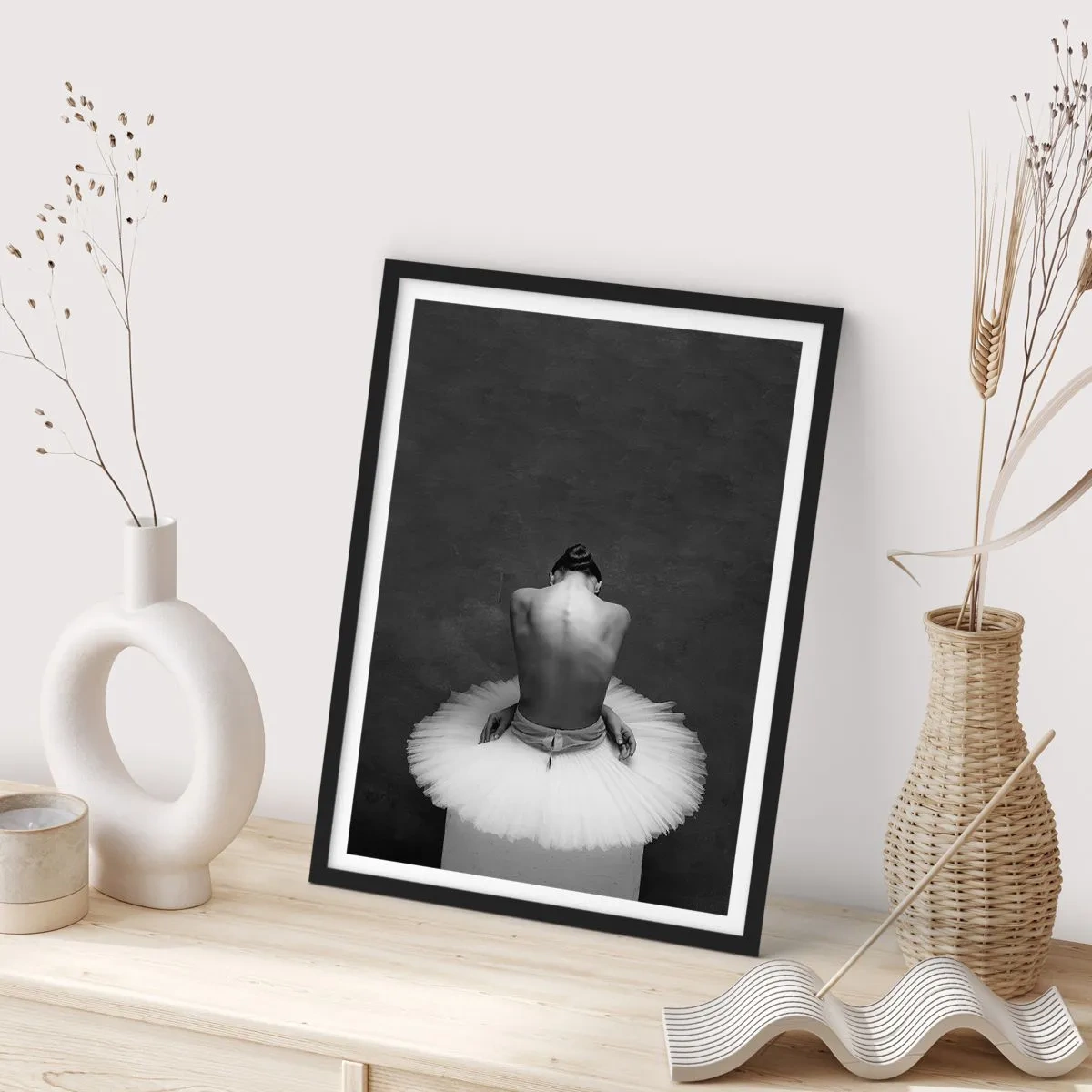 Affisch i svart ram - Svartvitt porträtt av en ballerina som sitter på en plattform - 50x70cm - Hon blommar ut - Modern väggdekoration för vardagsrum och sovrum ARTTOR