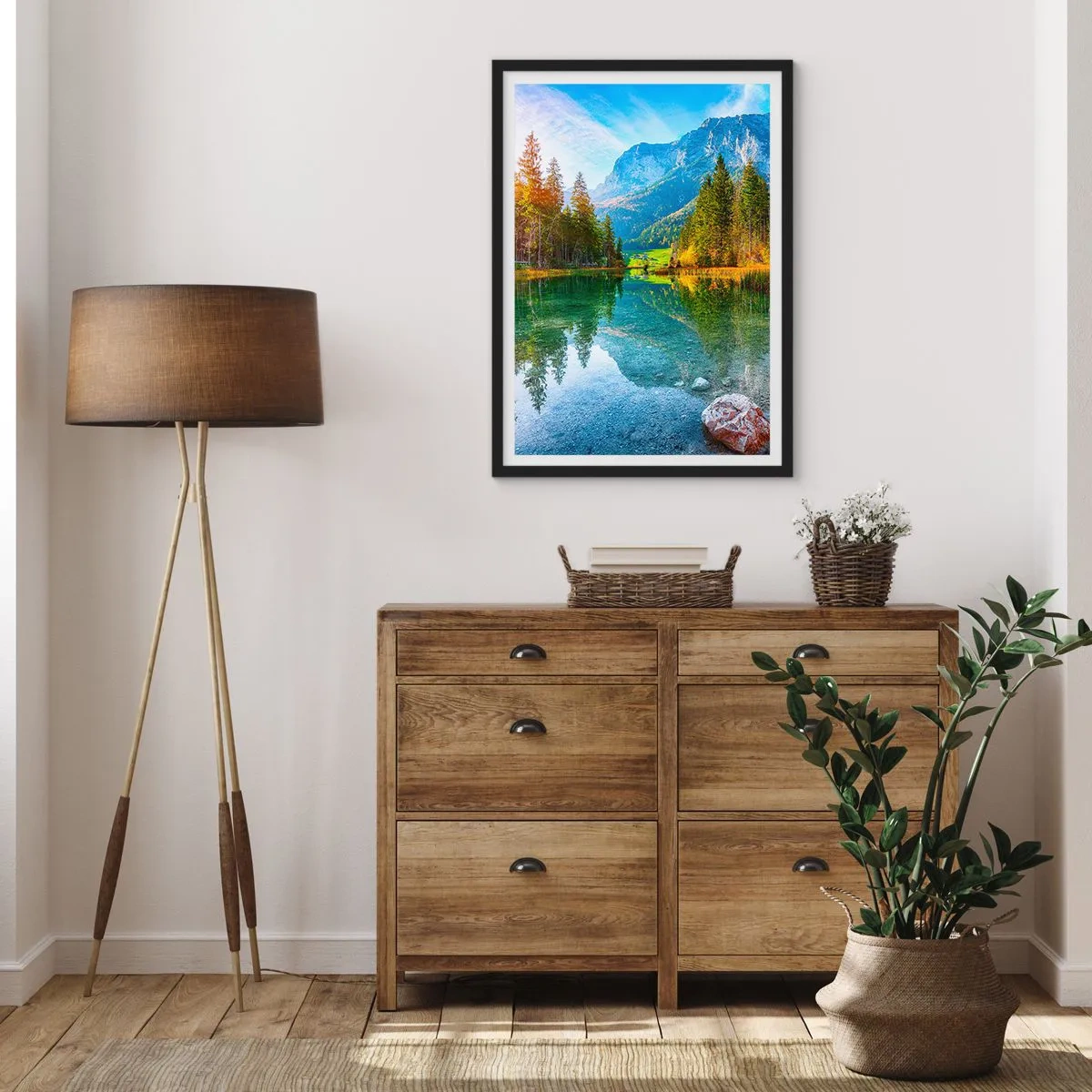 Affisch i svart ram - En sjö i bergen omgiven av träd och bergens reflektion i vattnet - 50x70cm - Höstens mildhet - Modern väggdekoration för vardagsrum och sovrum ARTTOR