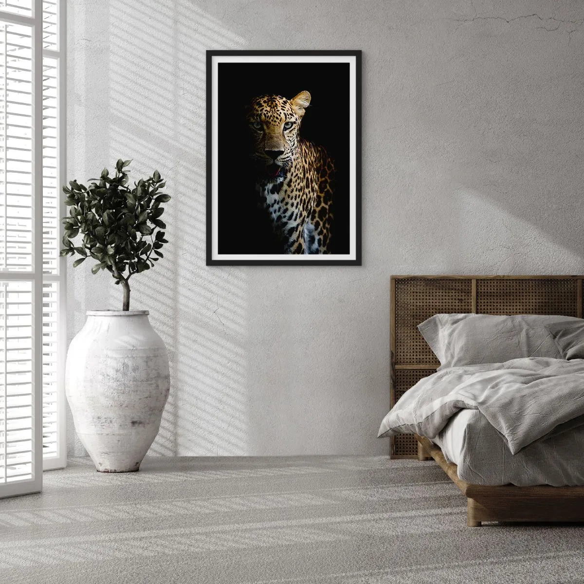 Affisch i svart ram - En leopard mot en mörk bakgrund med livfulla pälsdetaljer. - 50x70cm - Mörk skönhet - Modern väggdekoration för vardagsrum och sovrum ARTTOR