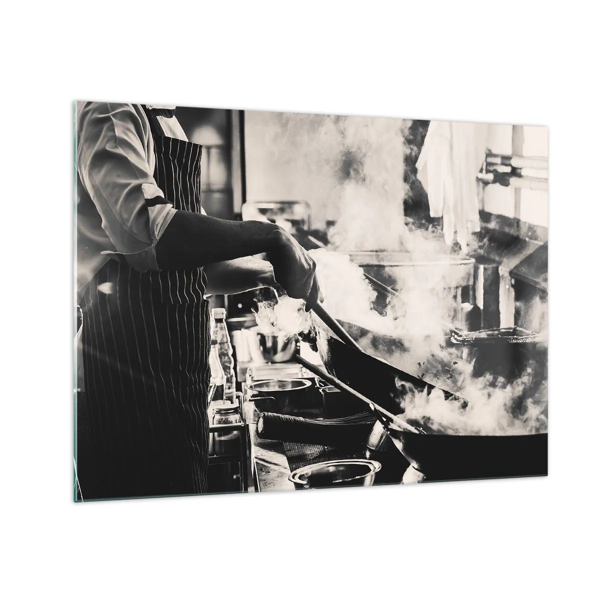 Glastavla - Bild på glas - En kock i aktion med en stekpanna i ett kök fyllt med ånga - 70x50cm - Alkemi av smaker - Modern väggdekoration för vardagsrum och sovrum ARTTOR