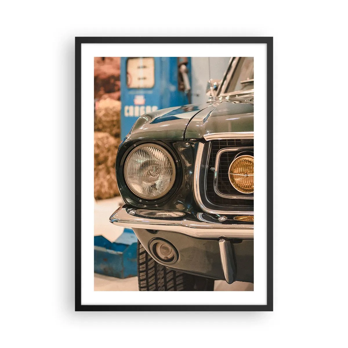 Affisch i svart ram - Närbild av en klassisk retro bilstrålkastare - 50x70cm - Ett möte med legenden - Modern väggdekoration för vardagsrum och sovrum ARTTOR