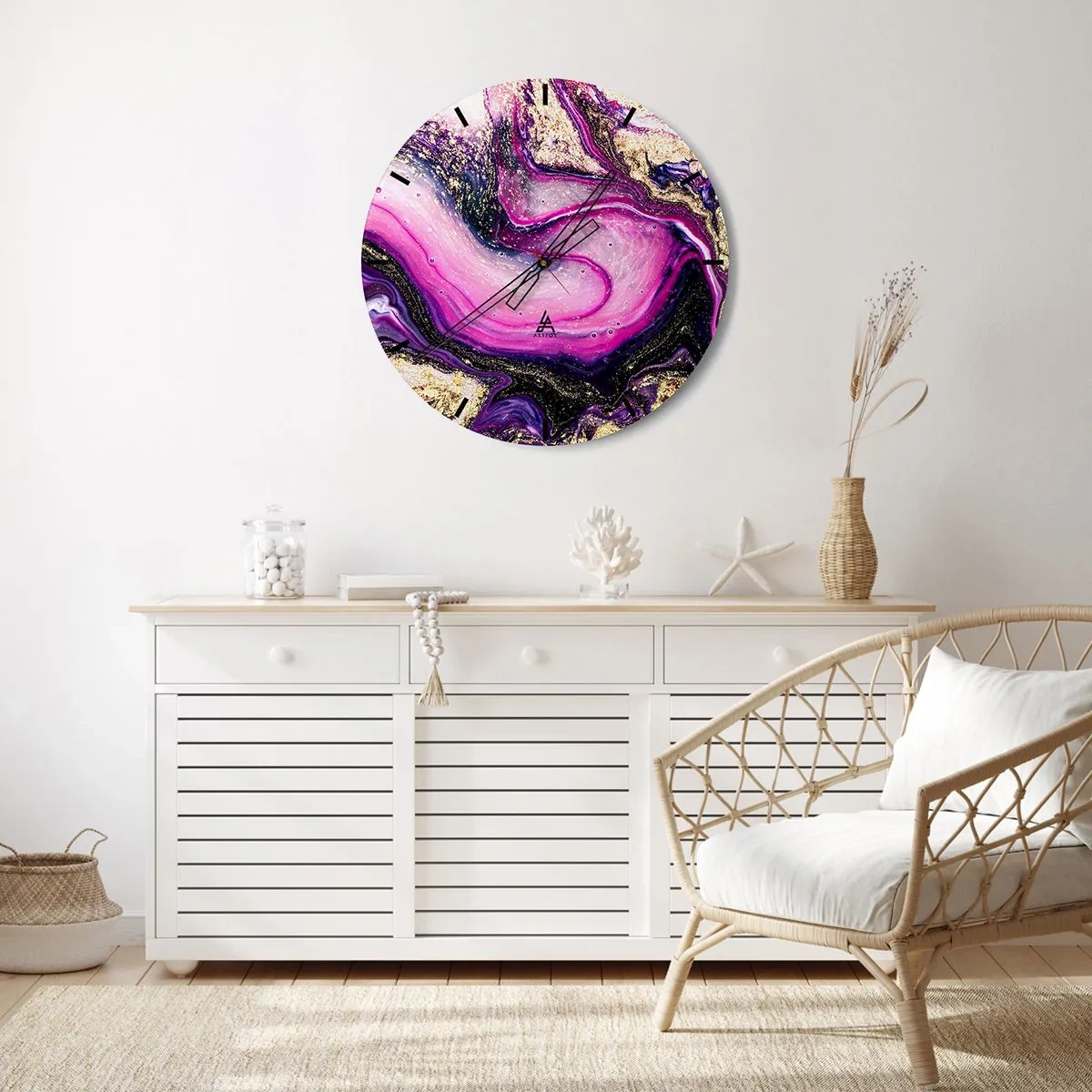 Väggklocka - Klocka på glas - Ett abstrakt mönster i nyanser av lila och guld med ett virvlande motiv. - 30x30cm - En stund bakom kulisserna - Modern väggdekoration för vardagsrum, kök och sovrum ARTTOR