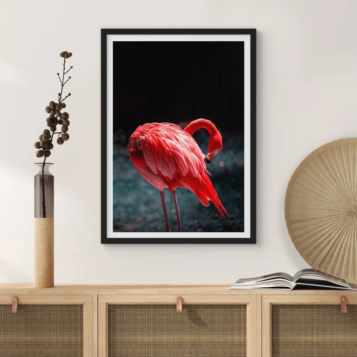 Affisch i svart ram - En röd flamingo mot en mörk bakgrund, subtilt vänd mot sig själv. - 50x70cm - Djuprött naturpoem - Modern väggdekoration för vardagsrum och sovrum ARTTOR