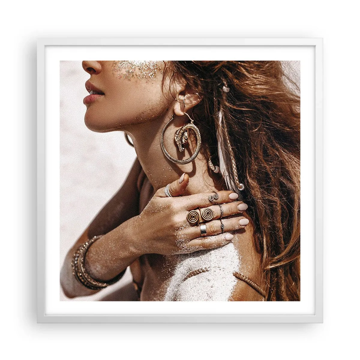 Affisch i vit ram - Vilda strandens drottning - 60x60 cm