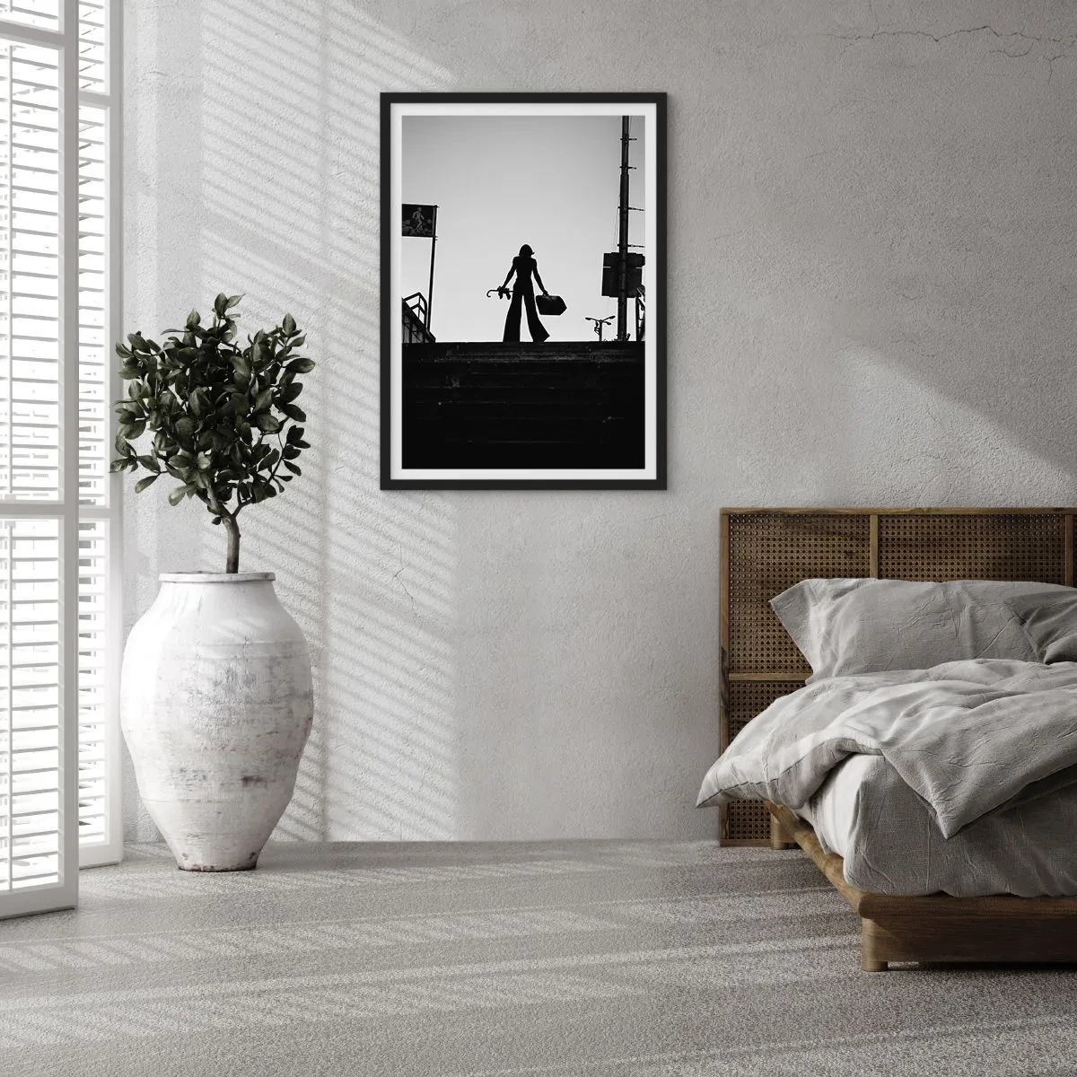Affisch i svart ram - Silhuetten av en kvinna med en resväska mot bakgrund av den nedgående solen - 50x70cm - Stadsvandring - Modern väggdekoration för vardagsrum och sovrum ARTTOR