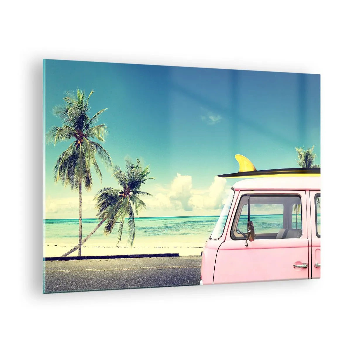 Glastavla - Bild på glas - En strand med palmer och en rosa retroskåpbil vid havet - 70x50cm - Dags att börja semester - Modern väggdekoration för vardagsrum och sovrum ARTTOR