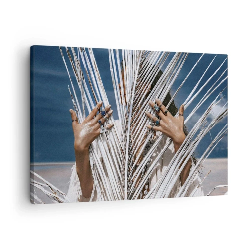 Canvastavla - Bild på duk - En kvinna gömd bakom palmblad med ringar på händerna. - 70x50cm - Schamanens flickvän? - Modern väggdekoration för vardagsrum och sovrum ARTTOR