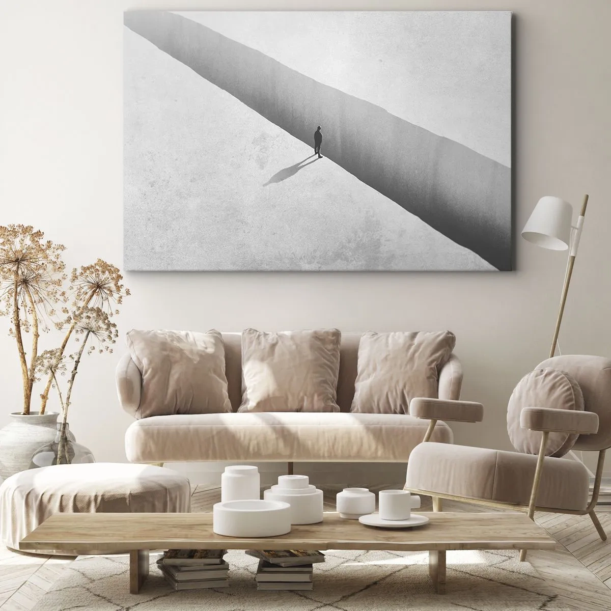 Canvastavla - Bild på duk - En ensam figur står över en djup avgrund i en monokromatisk miljö. - 70x50cm - Tydligt mål - Modern väggdekoration för vardagsrum och sovrum ARTTOR