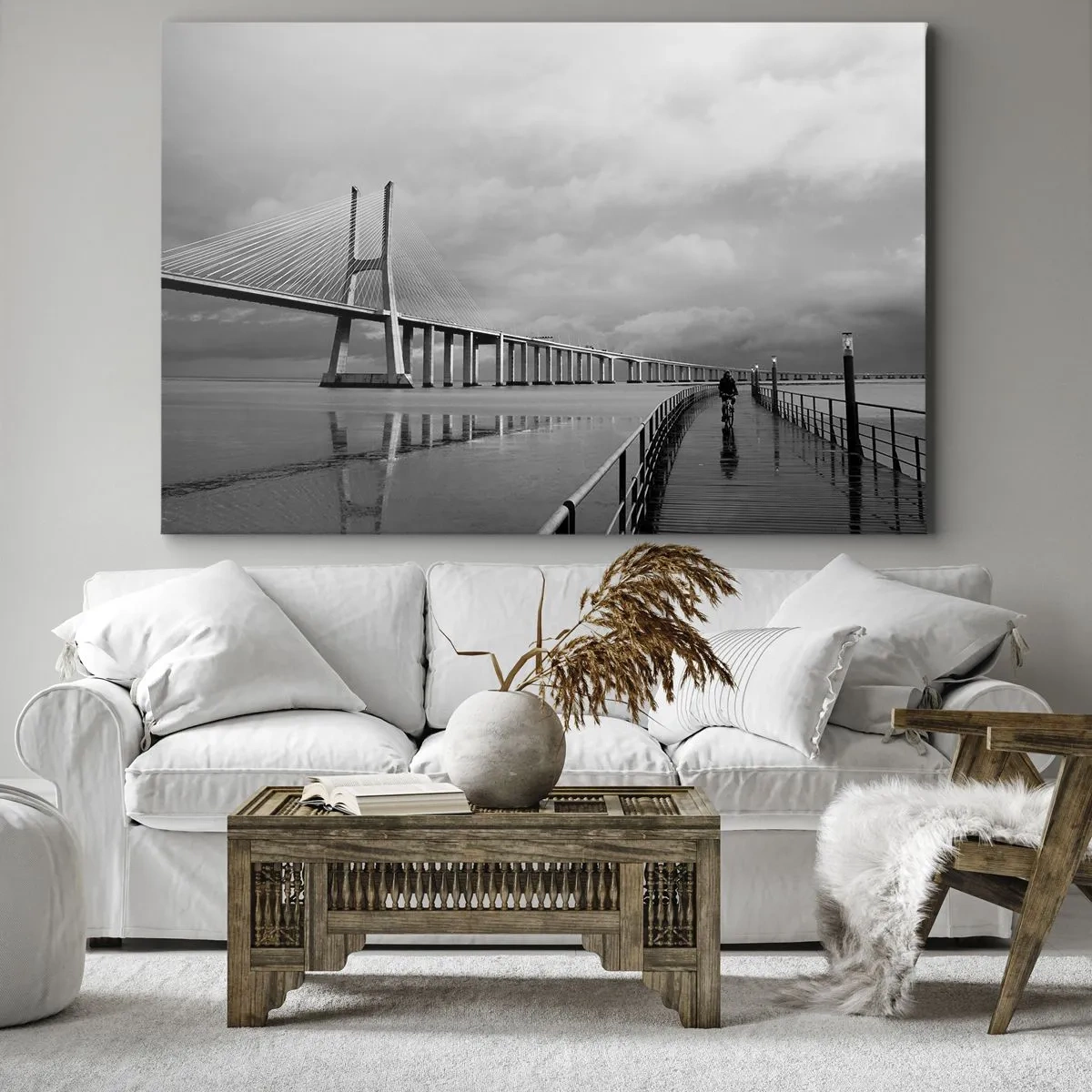 Canvastavla - Bild på duk - En hängbro över vattnet i svartvitt - 70x50cm - Var och en får det han/hon förtjänat - Modern väggdekoration för vardagsrum och sovrum ARTTOR