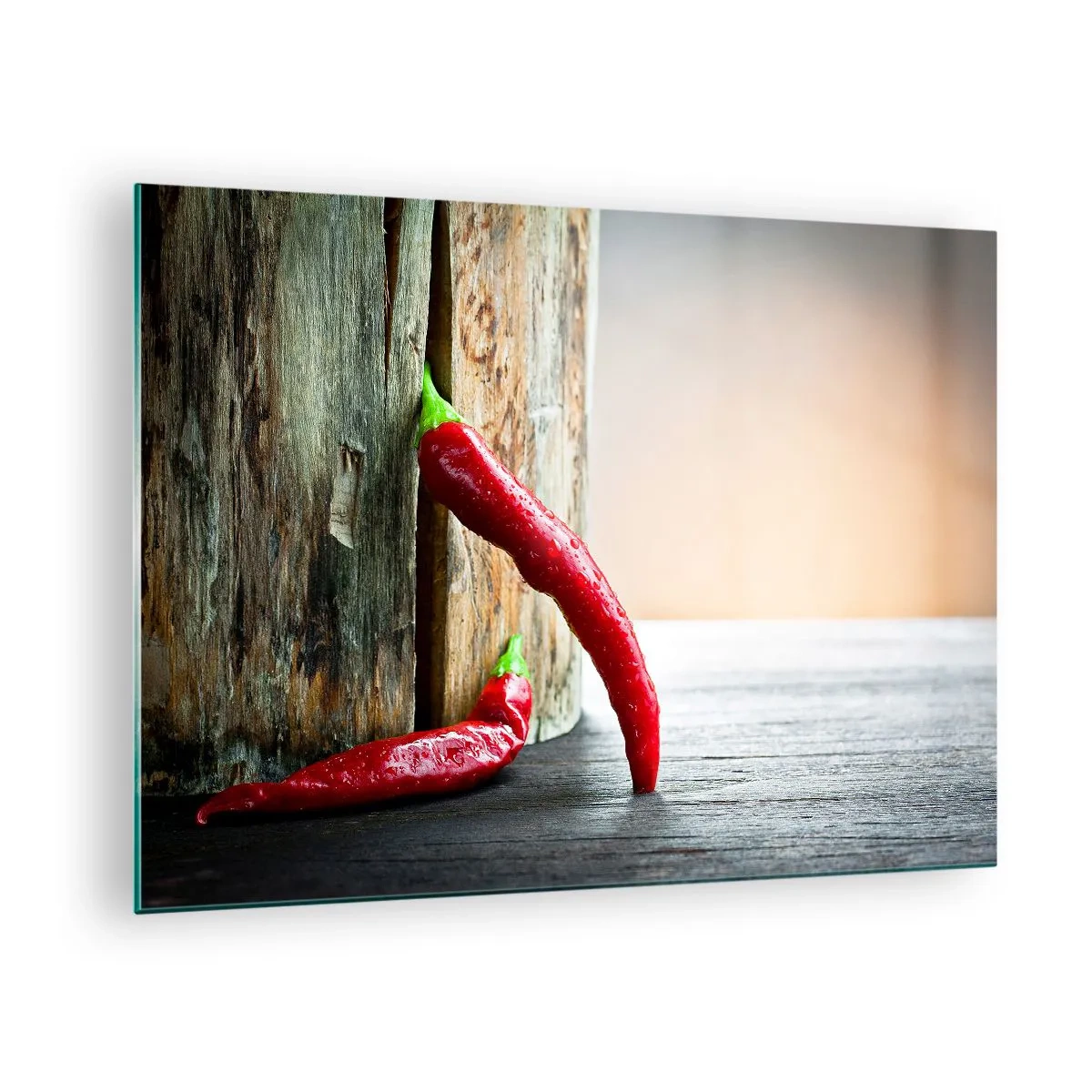 Glastavla - Bild på glas - Röda chilipeppar på en träbakgrund - 70x50cm - Red hot chili peppers - Modern väggdekoration för vardagsrum och sovrum ARTTOR