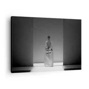 Canvastavla - Bild på duk - En svartvit målning med en minimalistisk scen av en kvinna i ett geometriskt rum. - 70x50cm - Raffinerad enkelhet - Modern väggdekoration för vardagsrum och sovrum ARTTOR