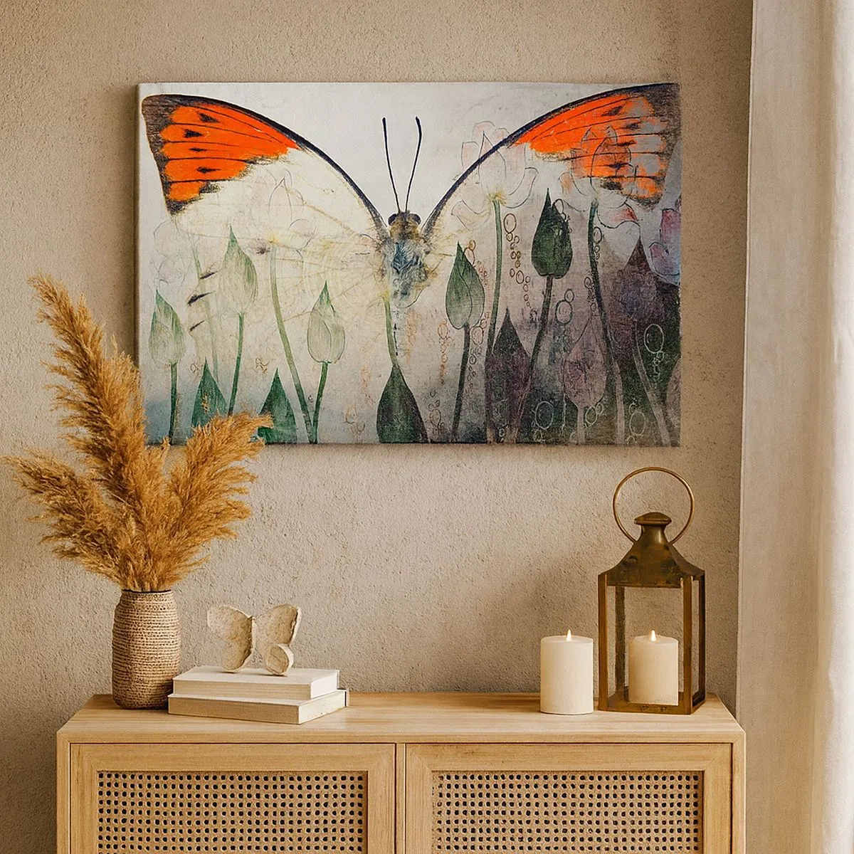 Canvastavla - Bild på duk - En fjäril med orange vingar mot en bakgrund av stiliserade blommor. - 70x50cm - "När en fjäril gungar i gräset" - Modern väggdekoration för vardagsrum och sovrum ARTTOR