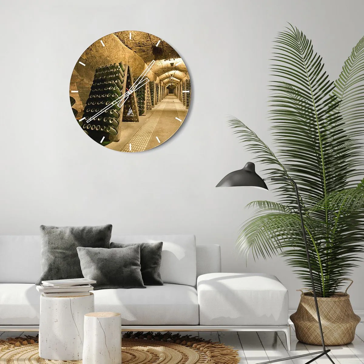 Väggklocka - Klocka på glas - En vinkällare och rader av flaskor på hyllor - 30x30cm - Smakens uppståndelse - Modern väggdekoration för vardagsrum, kök och sovrum ARTTOR